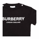 32176-burberry_tshirt_nera_logo_bimbo_neonato-3.jpg